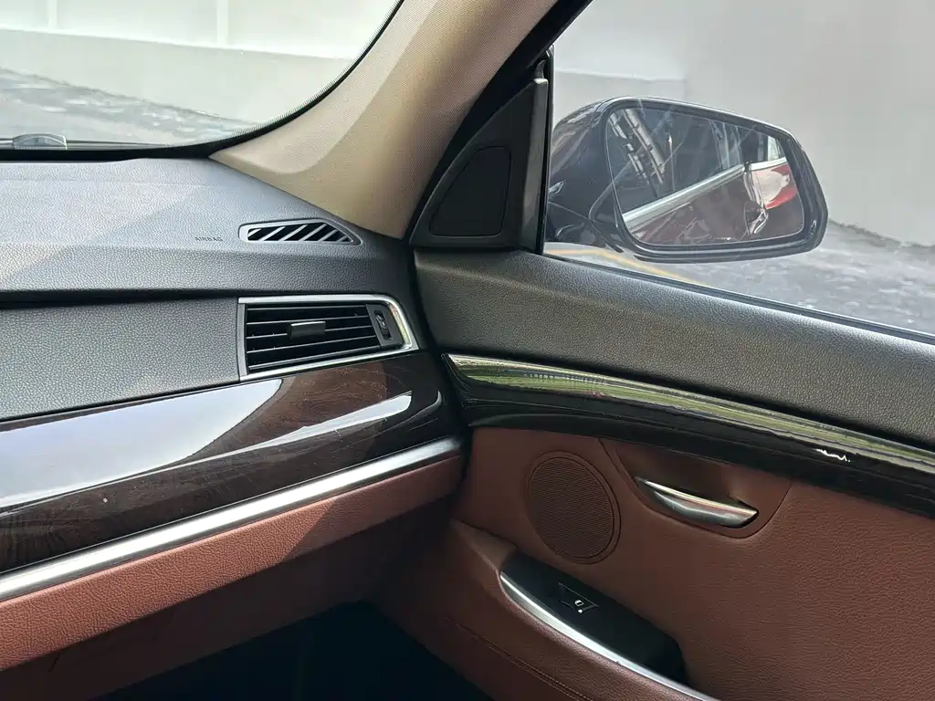 BMW 5 Series GT 2015 — фото 20