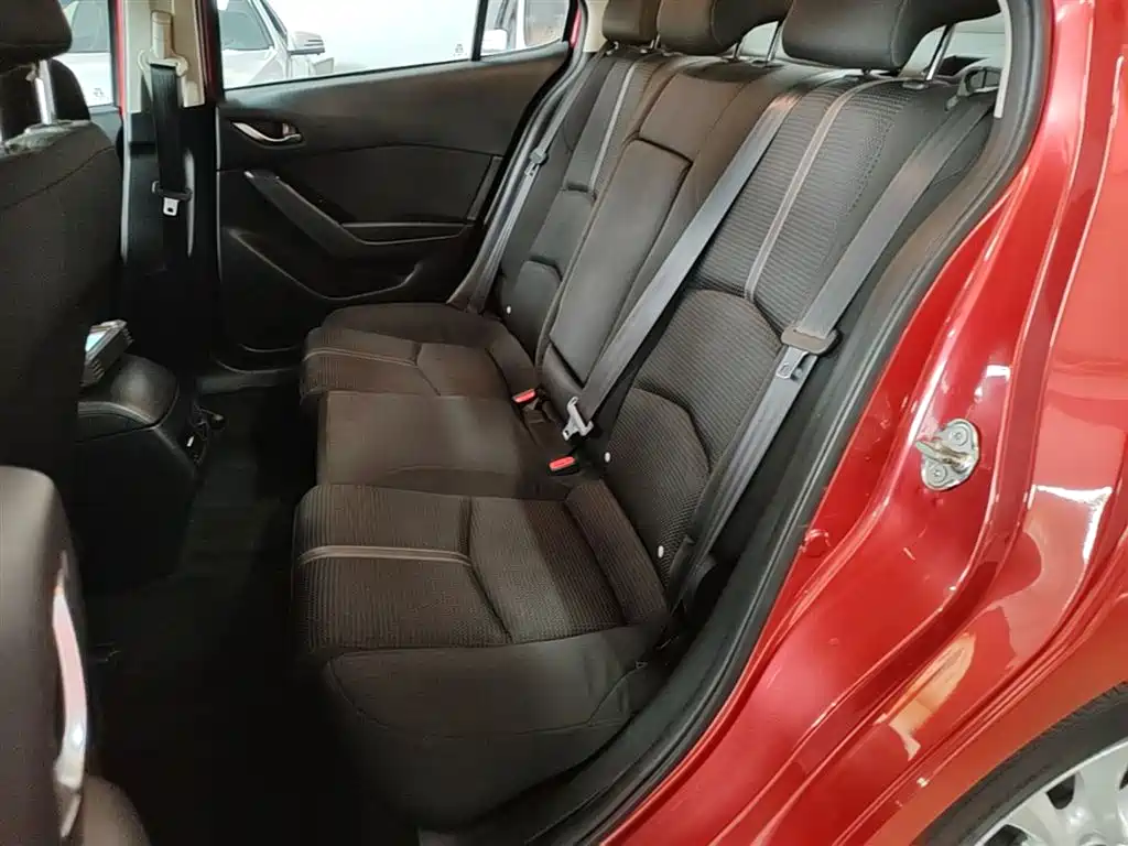 Mazda 3 Axela 2017 — фото 17