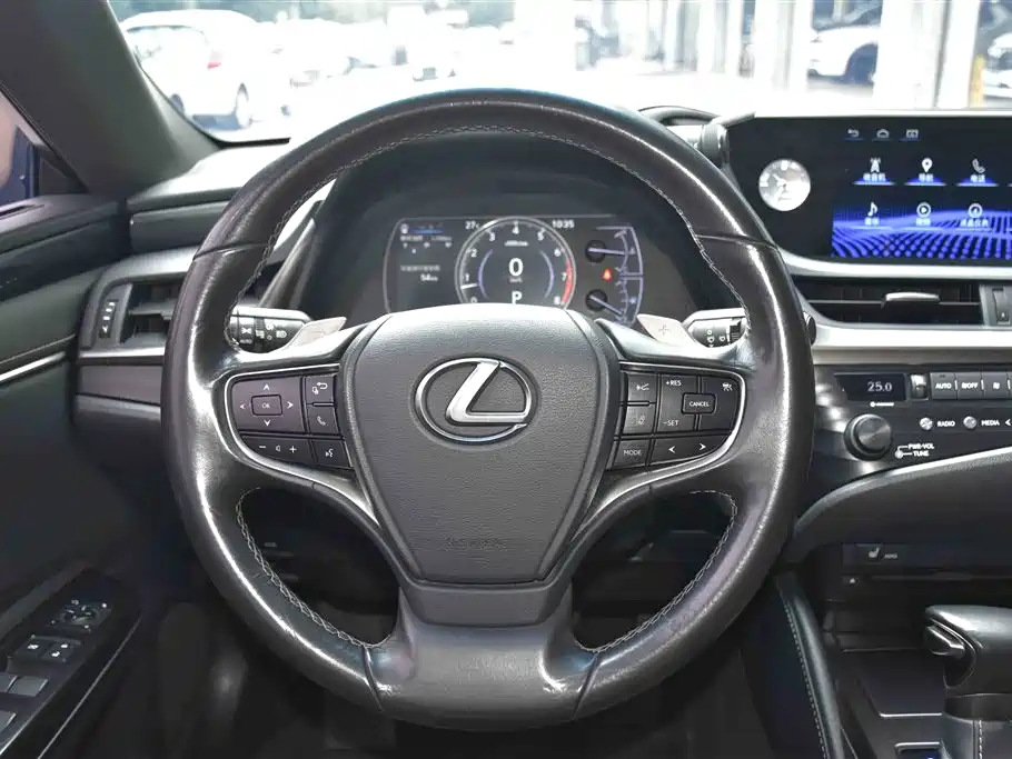 Lexus ES 2019 — фото 11