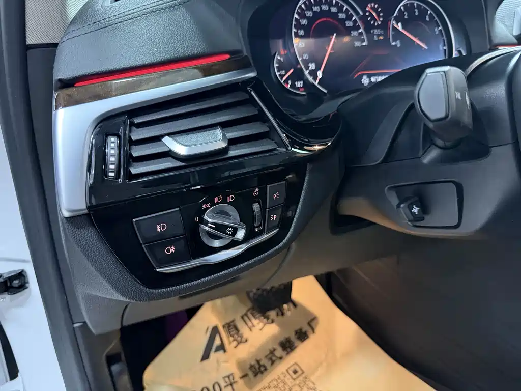 BMW 5 Series 2018 — фото 20