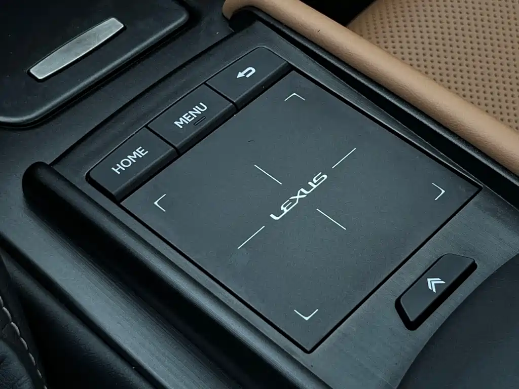 Lexus ES 2020 — фото 17