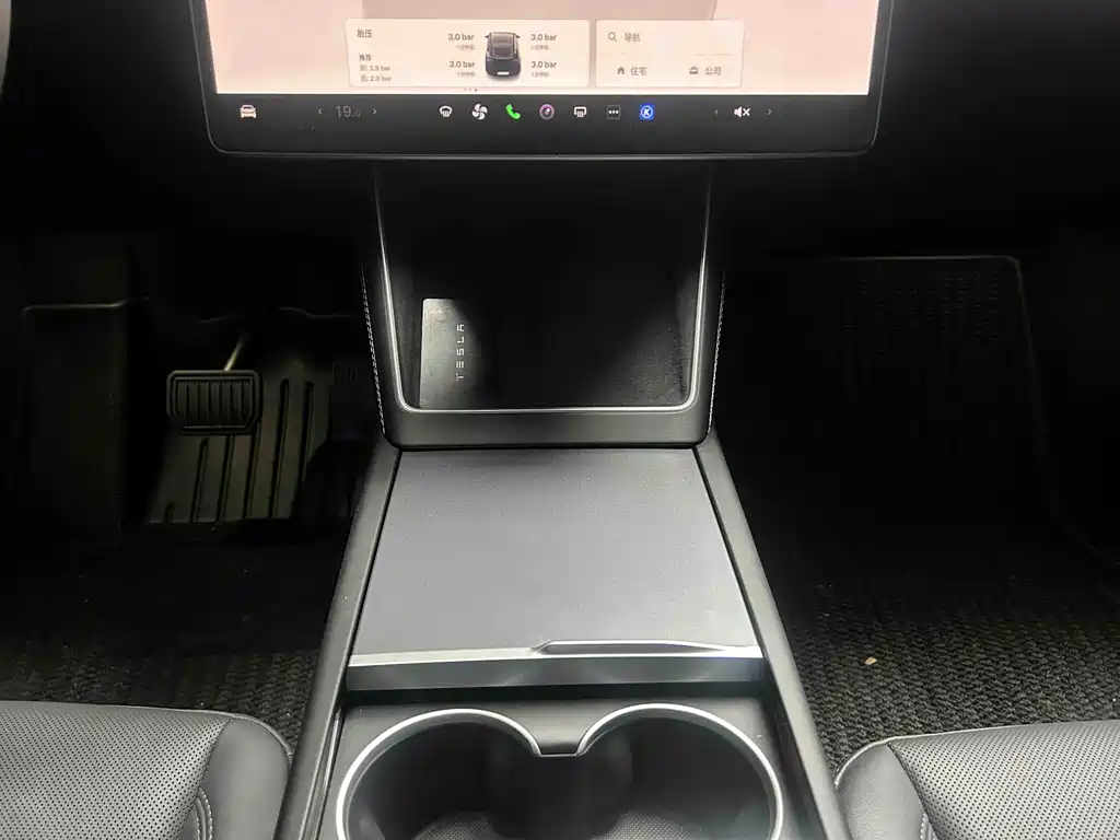 Tesla Model Y 2025 — фото 9