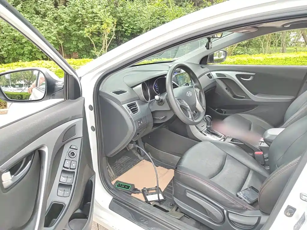 Hyundai Elantra 2015 — фото 16