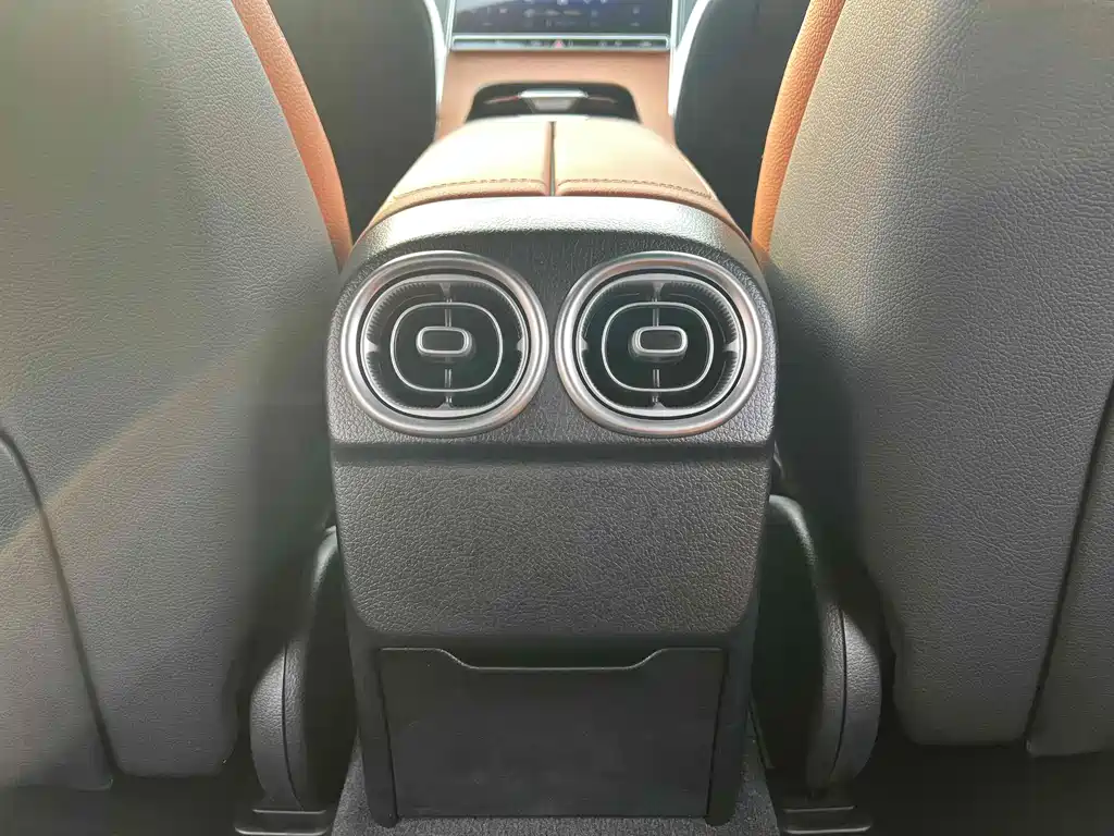 Mercedes-Benz C-Class 2025 — фото 16