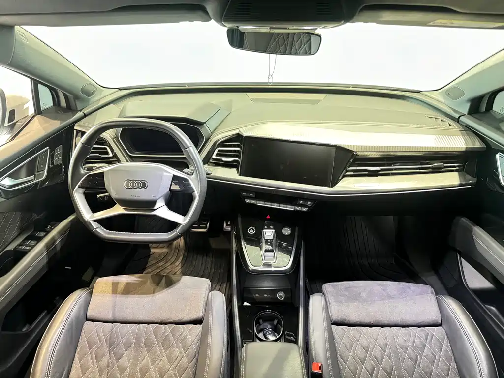 Audi Q4 e-tron 2023 — фото 9