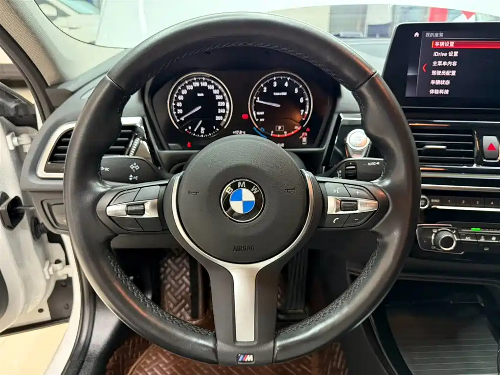 BMW 1 Series 2022 — фото 11