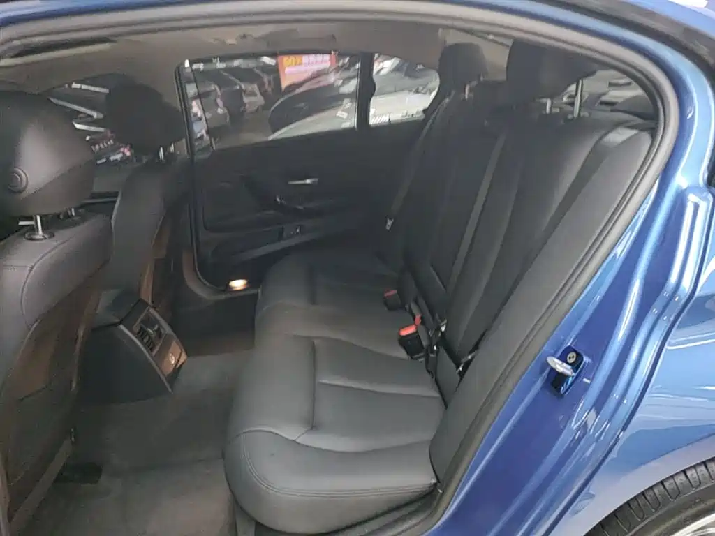BMW 3 Series 2017 — фото 17