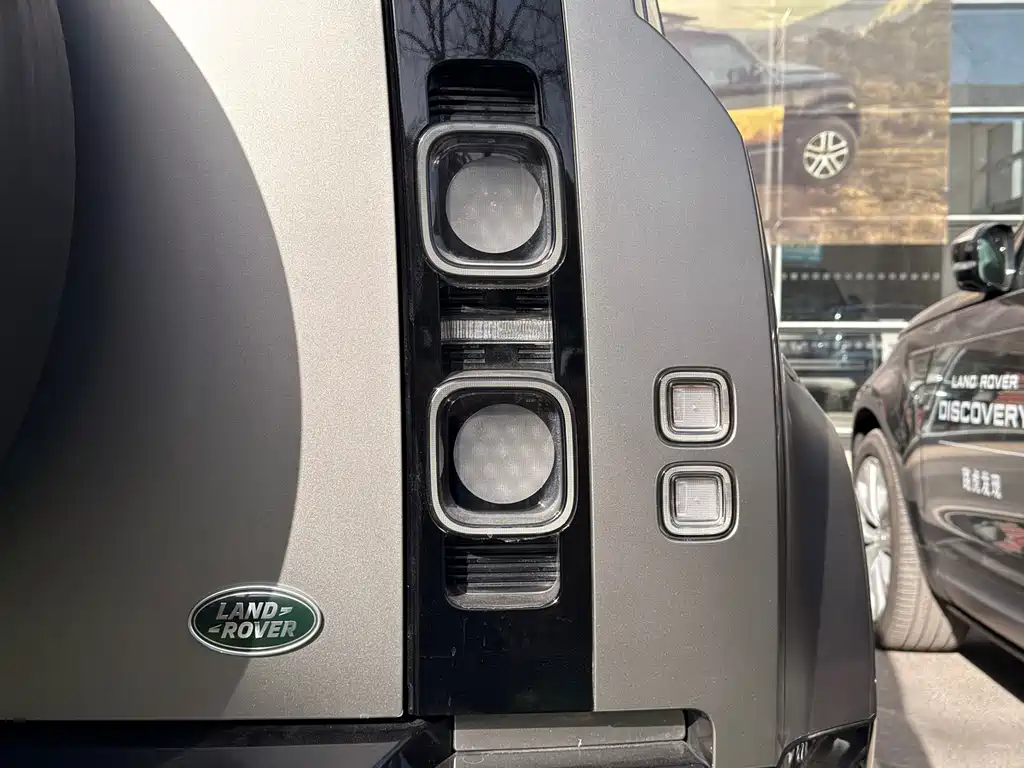 Land Rover Defender 2024 — фото 18