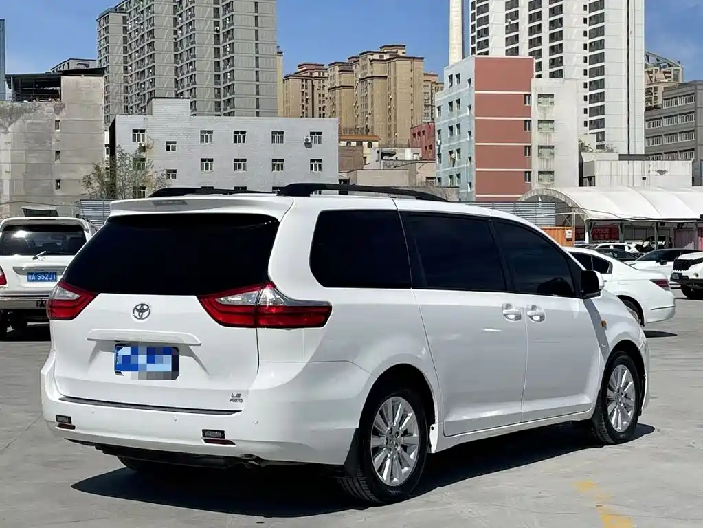 Toyota Sienna 2018 — фото 6