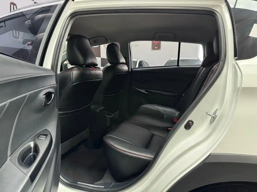 Toyota Yaris L 2022 — фото 8