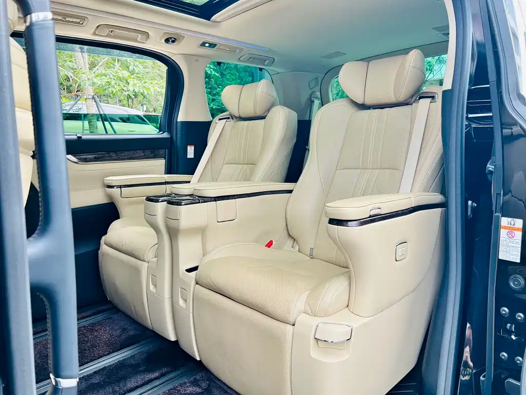 Toyota Alphard 2022 — фото 9
