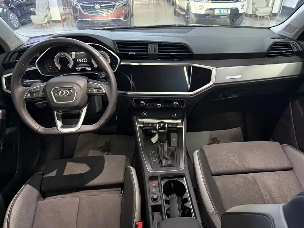 Audi Q3 2023 — фото 16