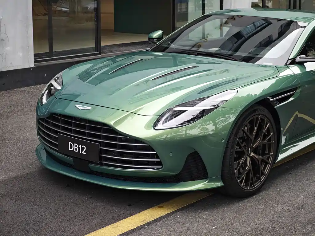Aston Martin DB12 — фото 2