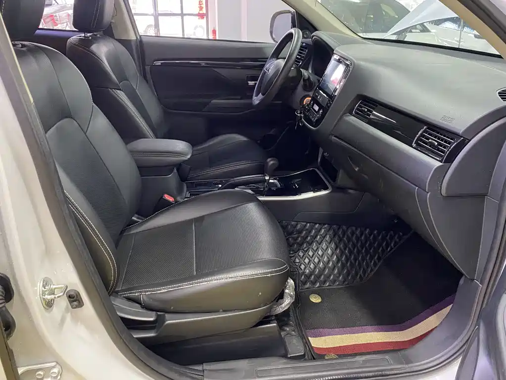 Mitsubishi Outlander 2021 — фото 15