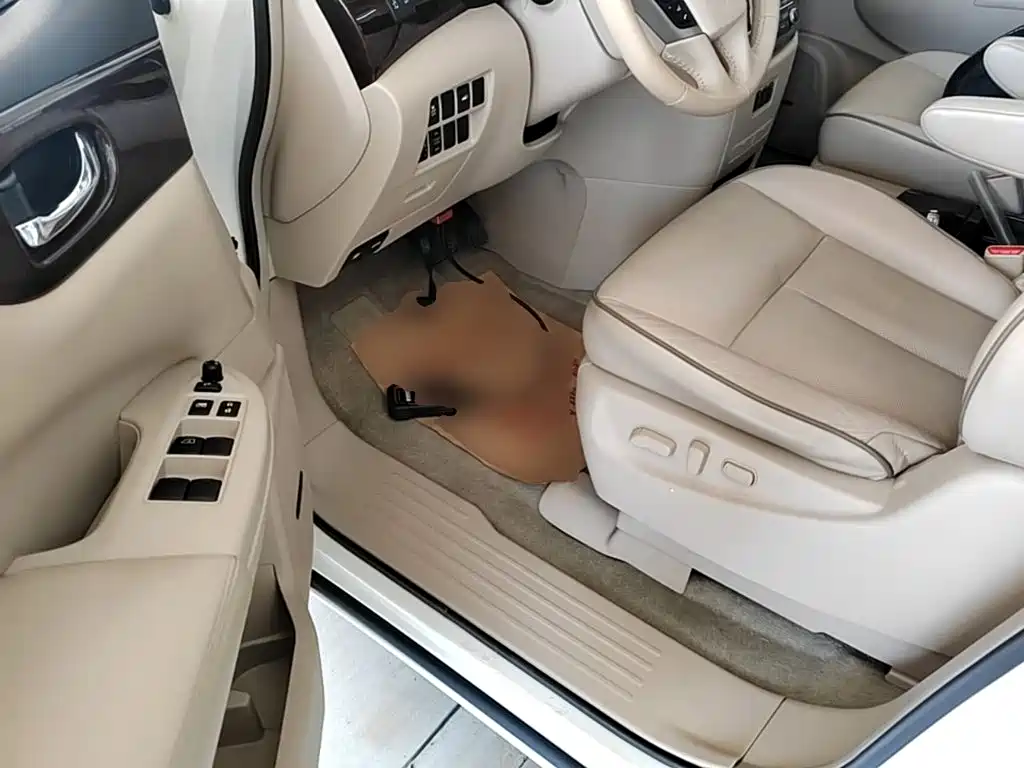 Nissan Quest 2017 — фото 16