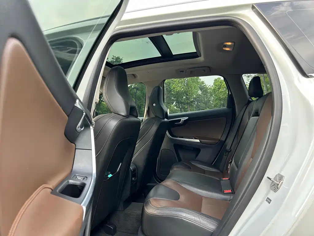 Volvo XC60 2017 — фото 11