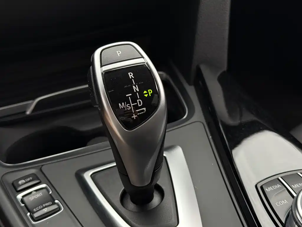 BMW 3 Series 2019 — фото 12