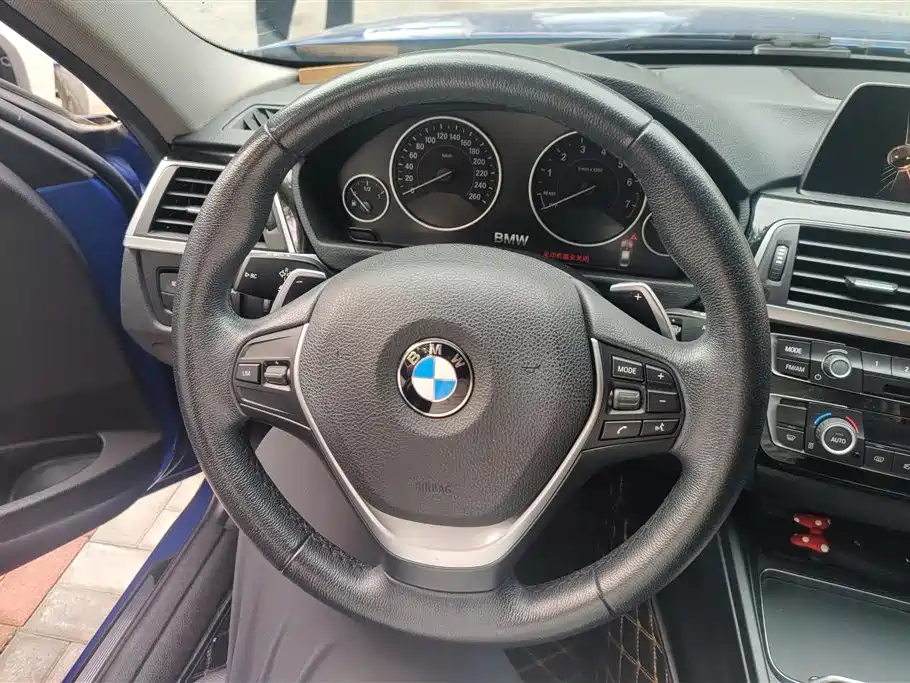 BMW 3 Series 2018 — фото 15