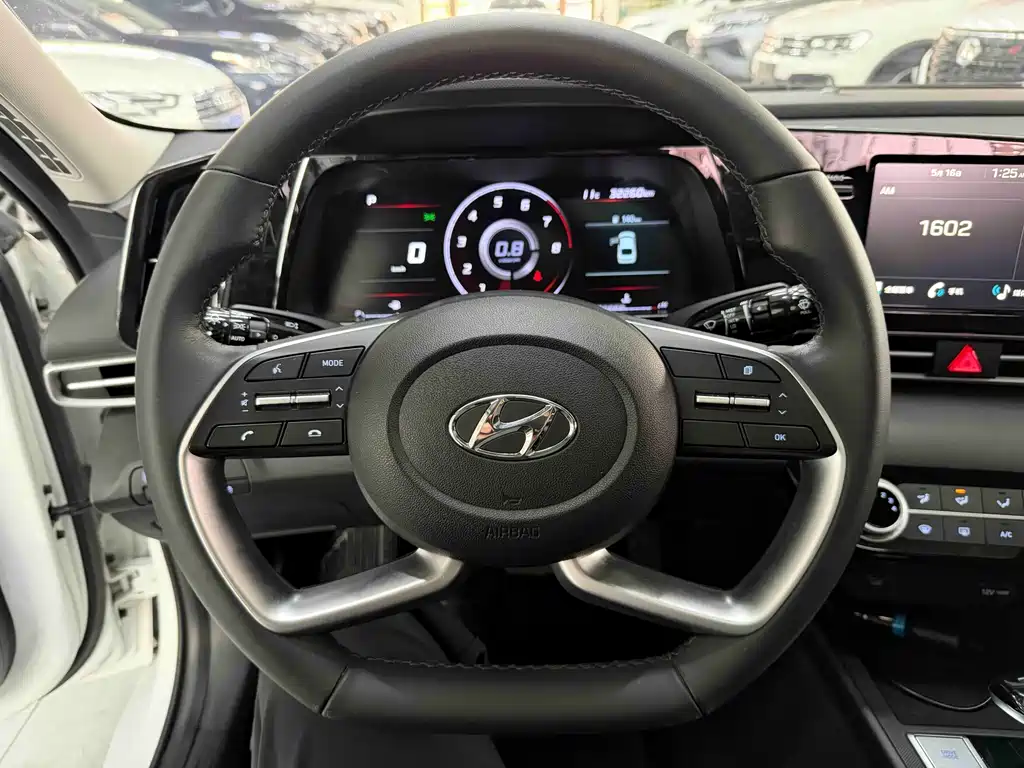 Hyundai Elantra 2023 — фото 11