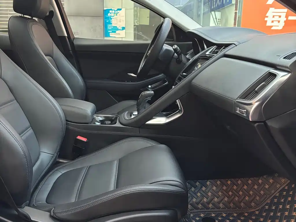 Jaguar E-PACE 2019 — фото 11