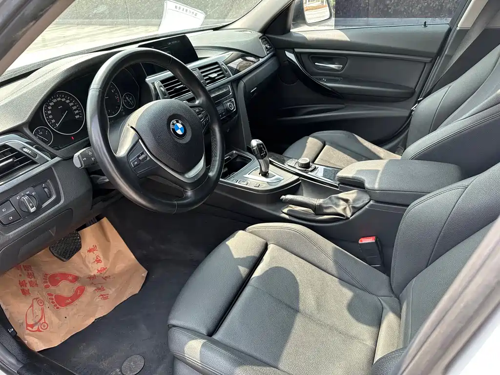 BMW 3 Series 2018 — фото 9