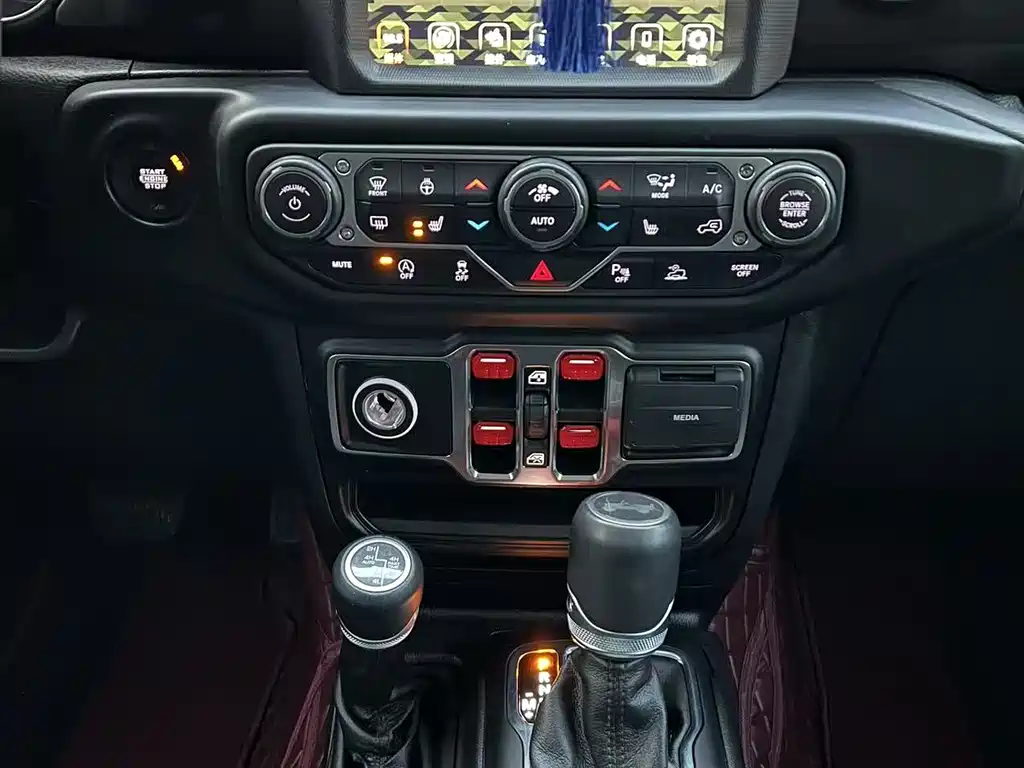 Jeep Wrangler 2023 — фото 10