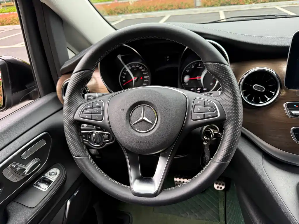 Mercedes-Benz V-Class 2021 — фото 15