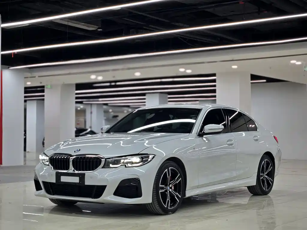 BMW 3 Series 2022 — фото 1