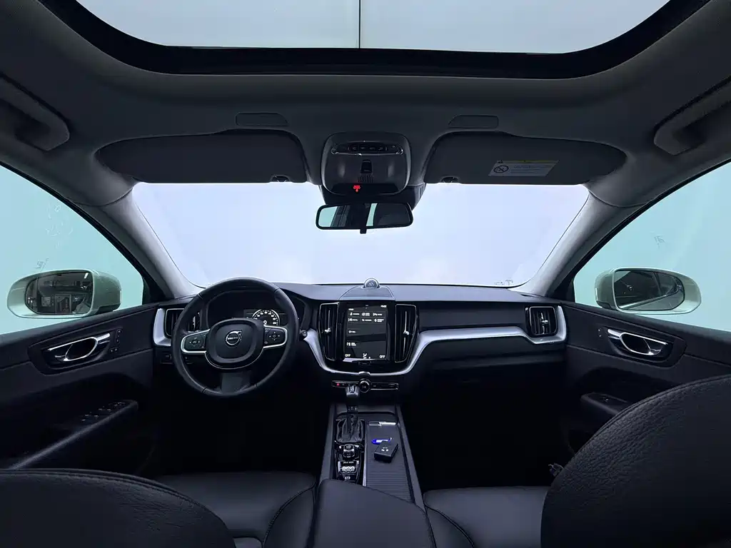 Volvo XC60 2018 — фото 19