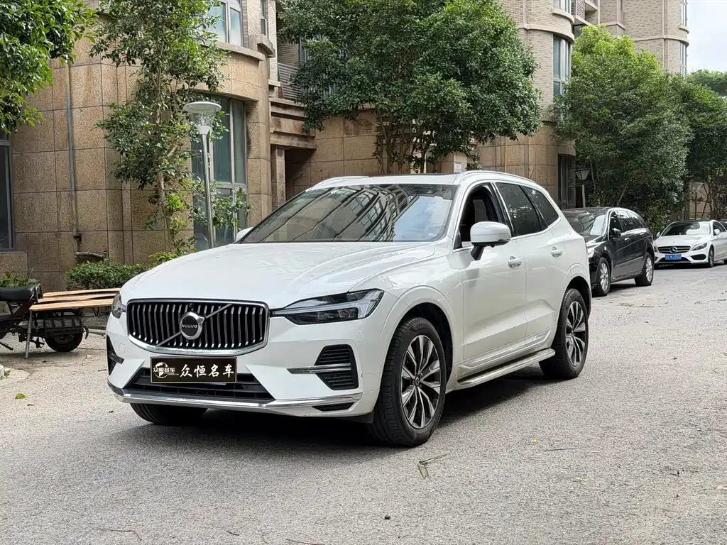Volvo XC60 2022 — фото 1