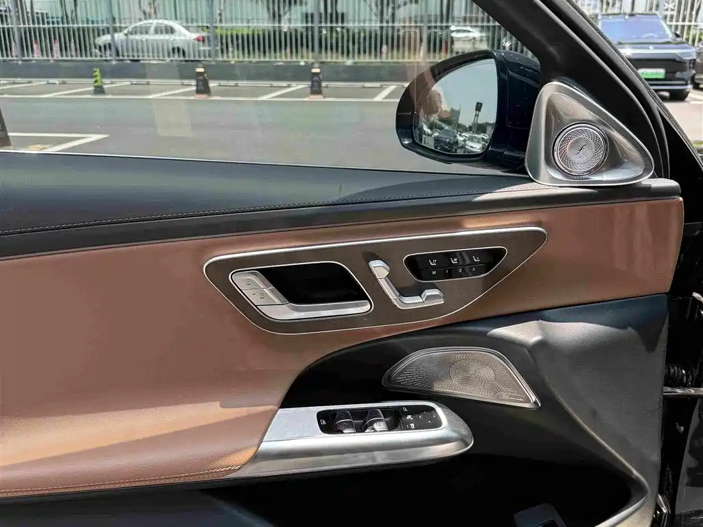 Mercedes-Benz E-Class 2025 — фото 18