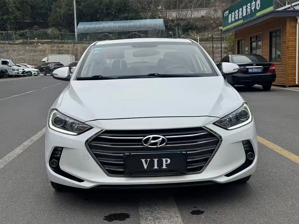 Hyundai Elantra 2019 — фото 1