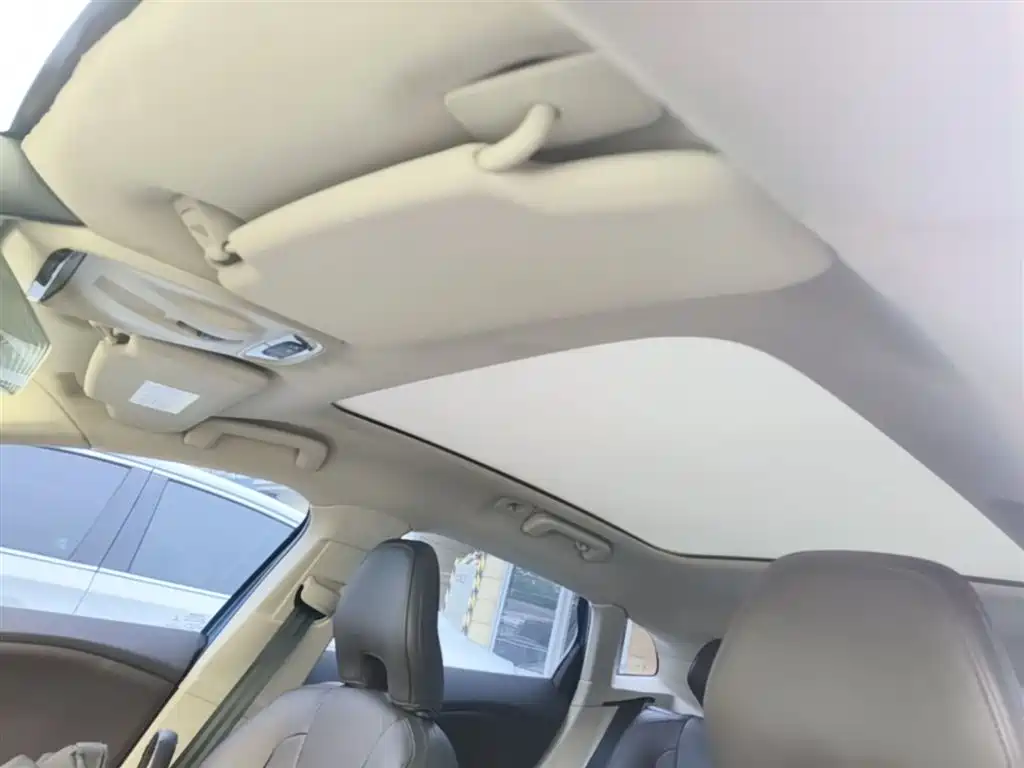 Volvo V40 2016 — фото 18