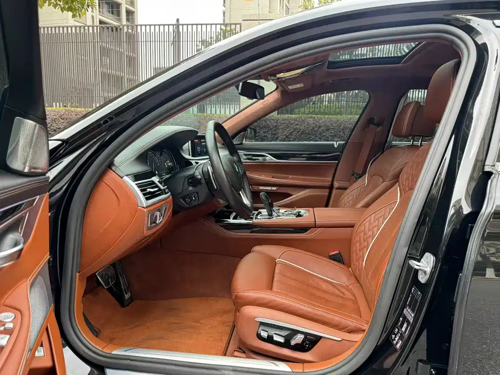 BMW 7 Series 2018 — фото 11