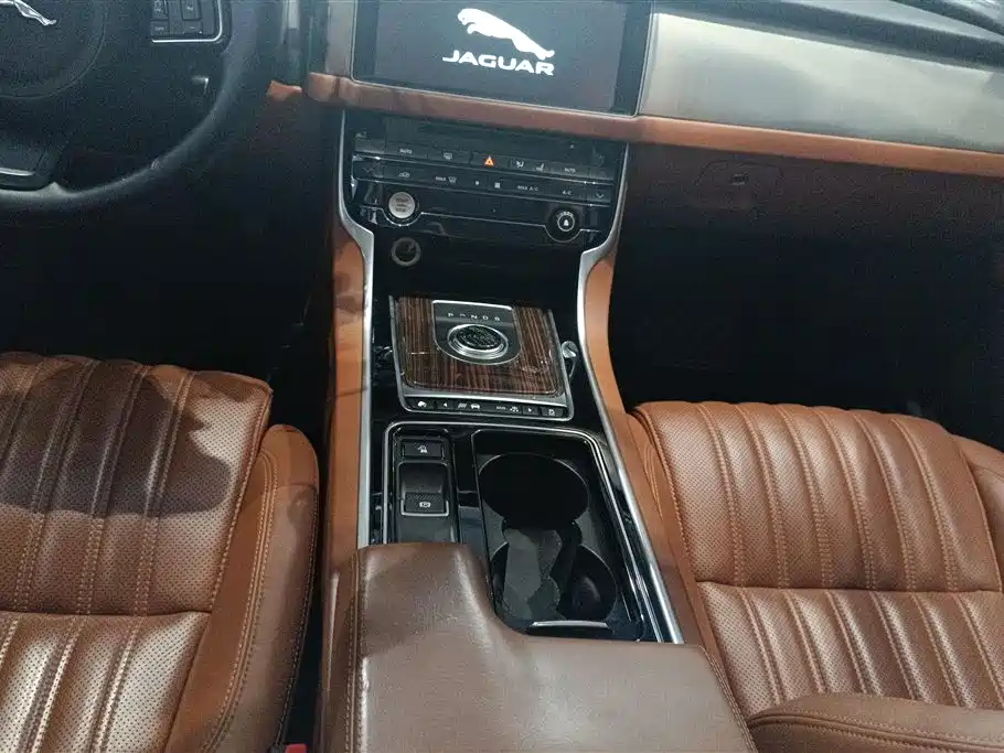 Jaguar XFL 2018 — фото 16