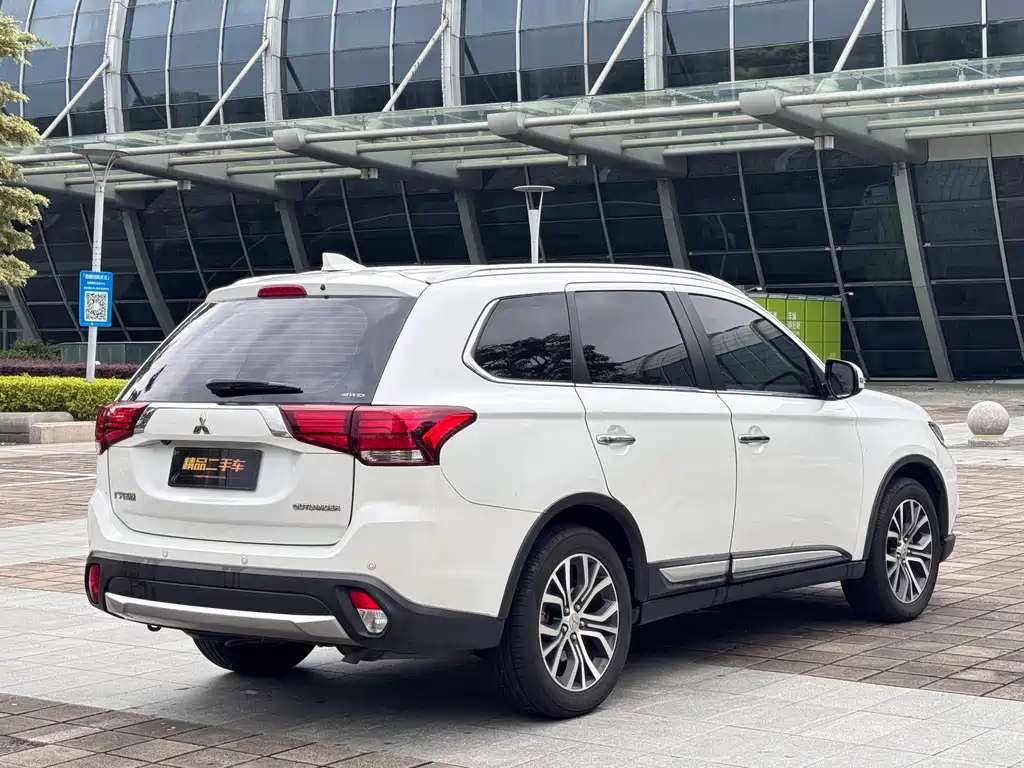Mitsubishi Outlander 2018 — фото 15