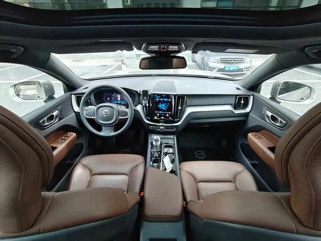 Volvo XC60 2023 — фото 6