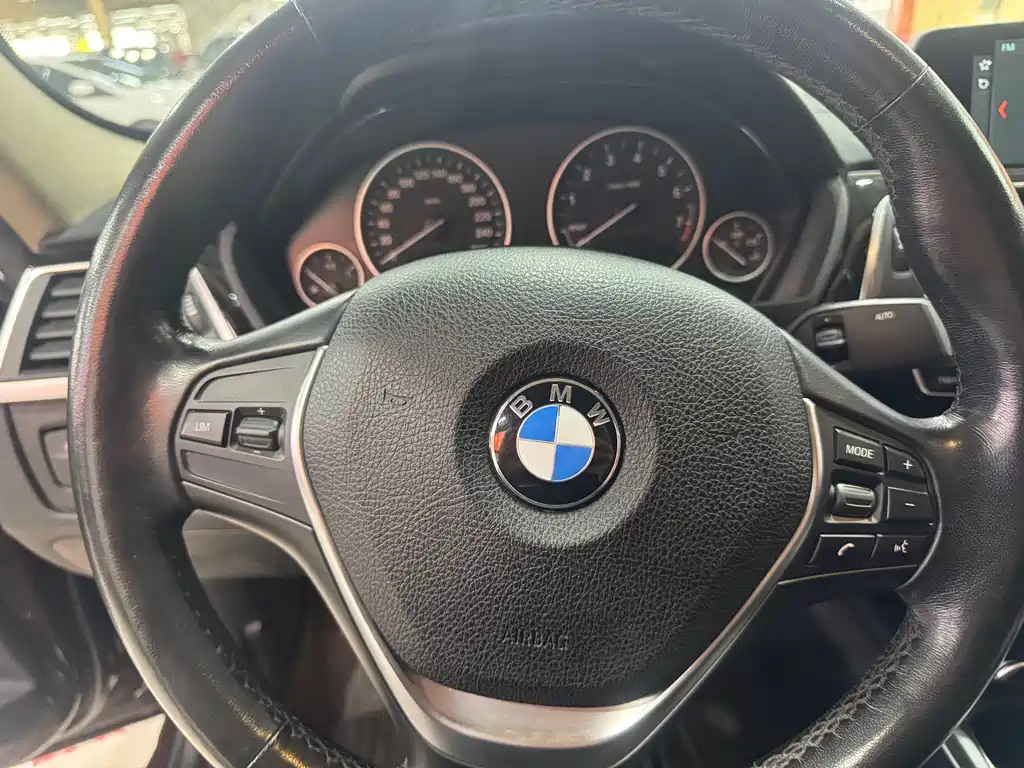 BMW 3 Series 2018 — фото 12