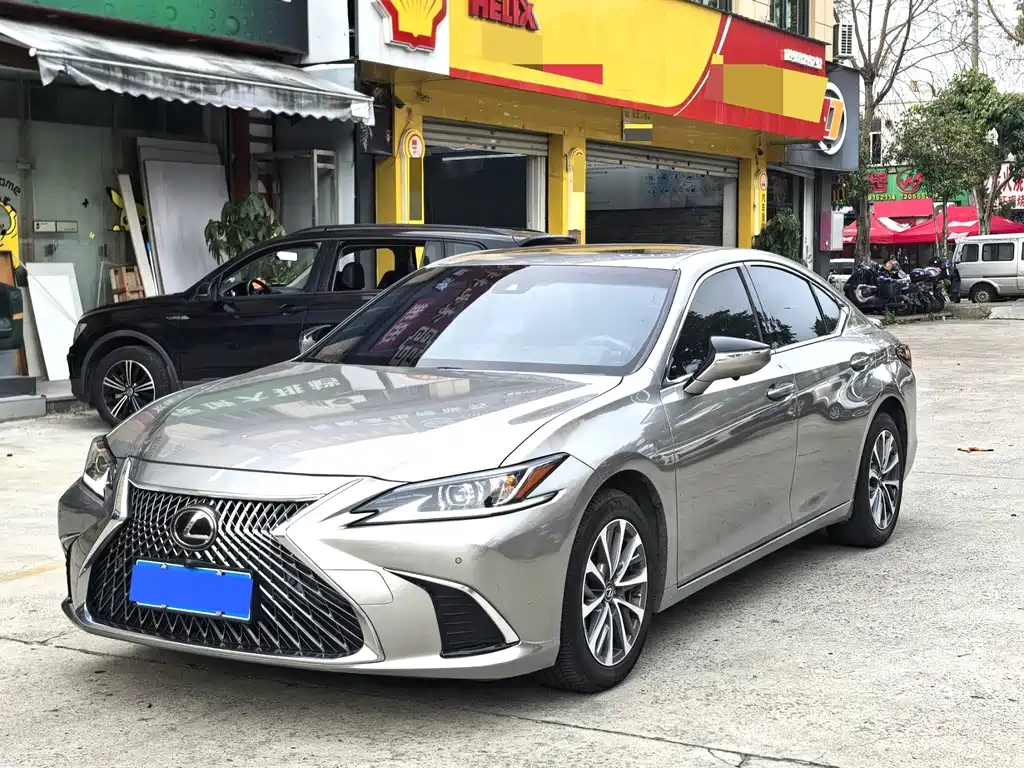 Lexus ES 2023 — фото 1