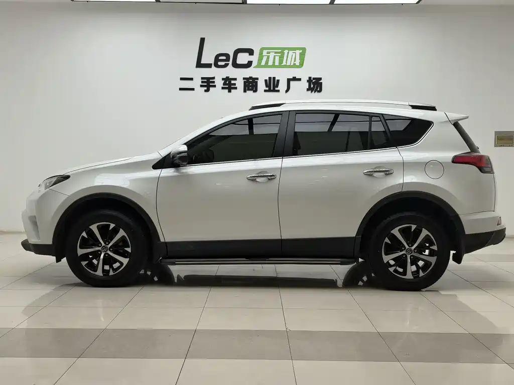 Toyota RAV4 2017 — фото 4