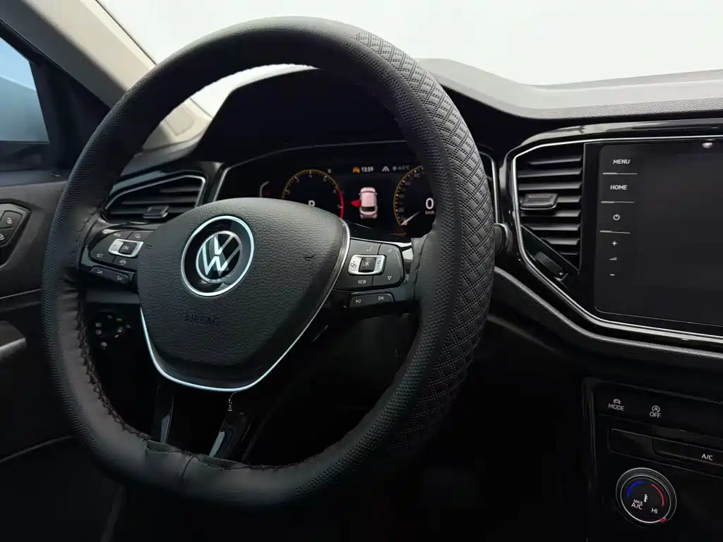 Volkswagen T-Roc 2023 — фото 11