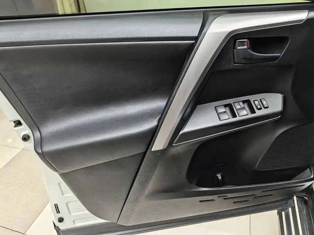 Toyota RAV4 2017 — фото 15