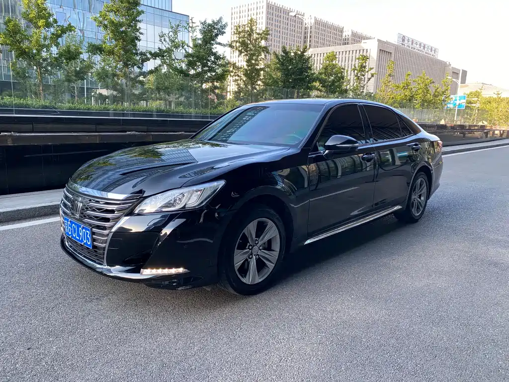 Toyota Crown 2017 — фото 1