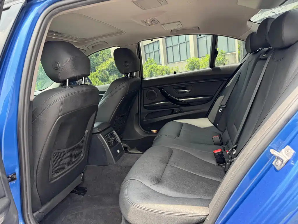 BMW 3 Series 2018 — фото 11