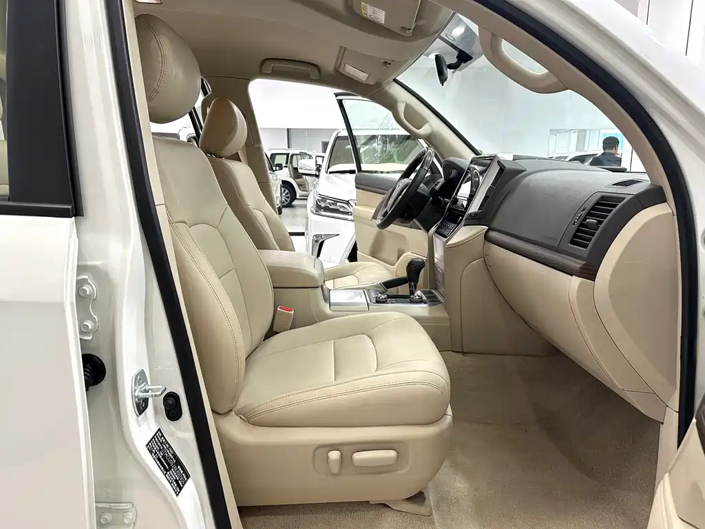 Toyota Land Cruiser 2020 — фото 6