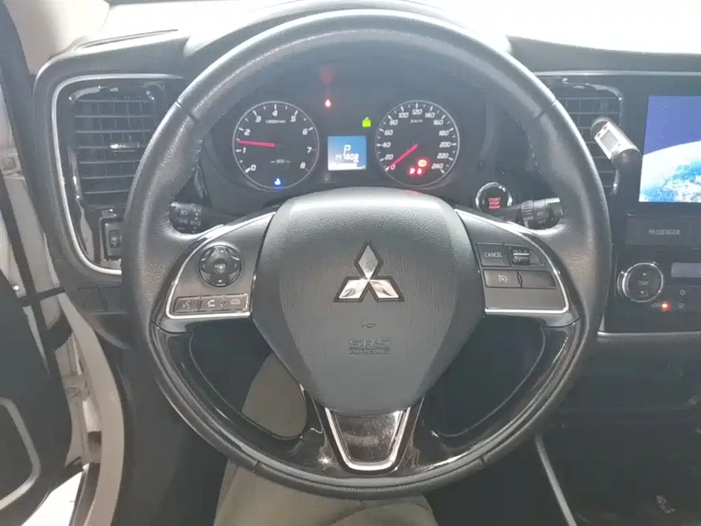 Mitsubishi Outlander 2018 — фото 11