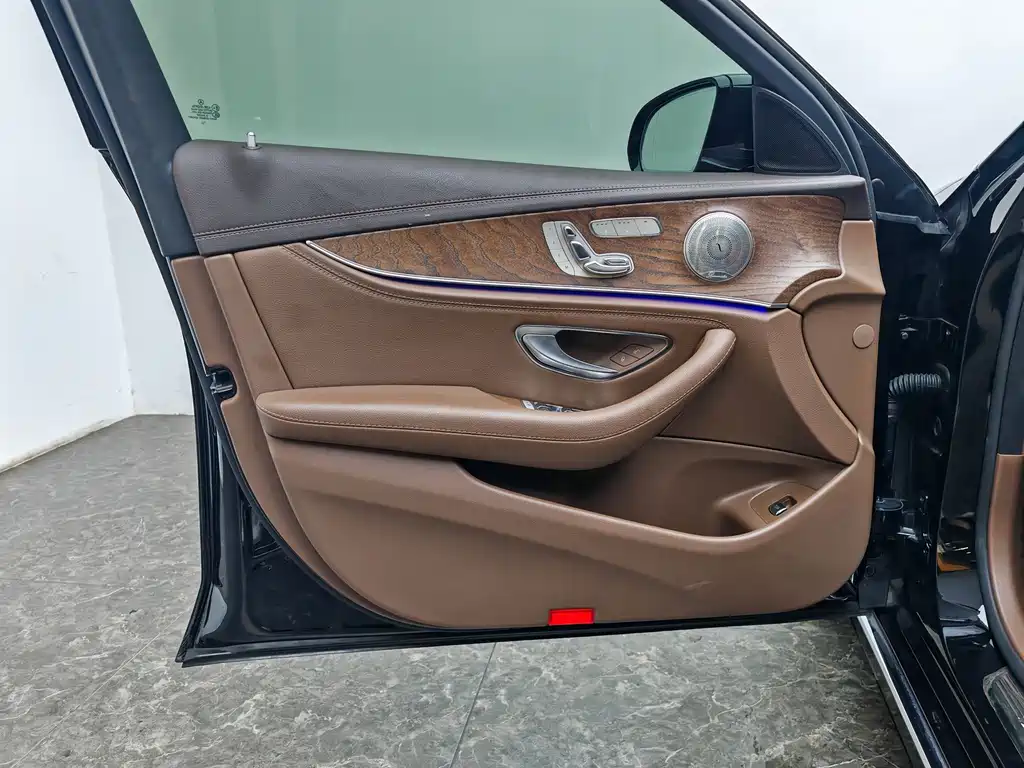 Mercedes-Benz E-Class 2023 — фото 19