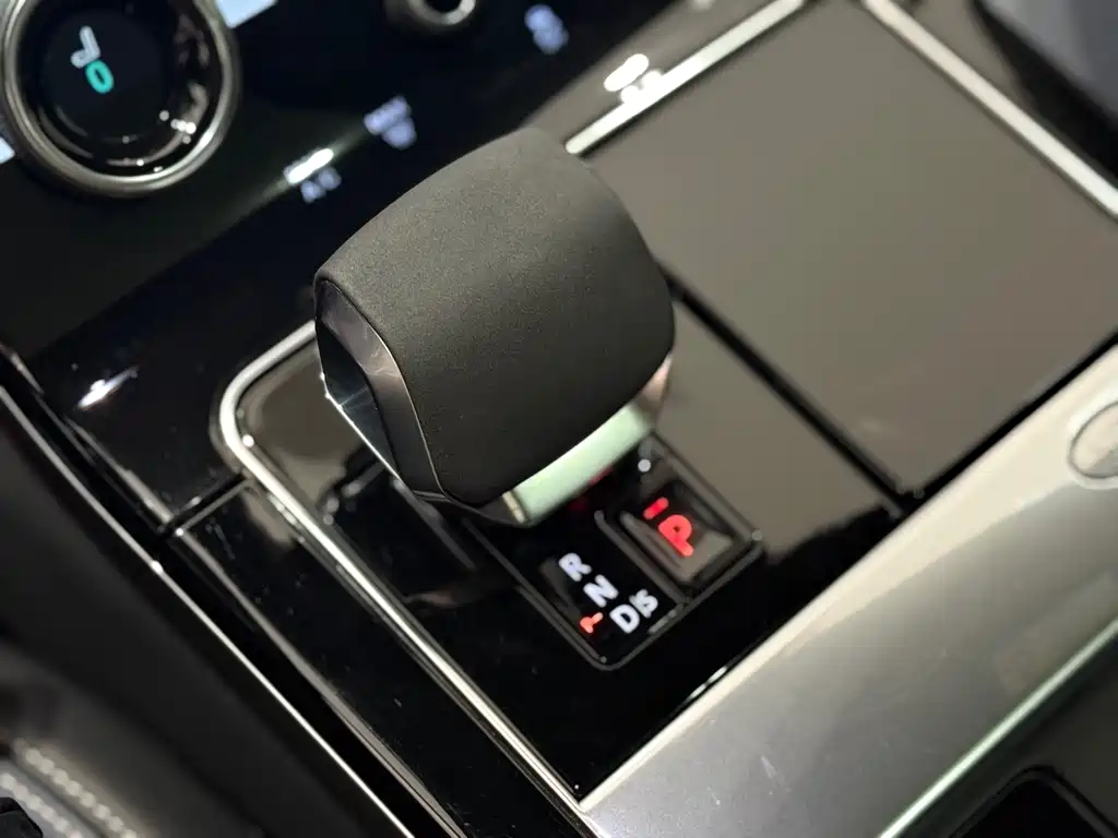 Land Rover Velar 2023 — фото 10