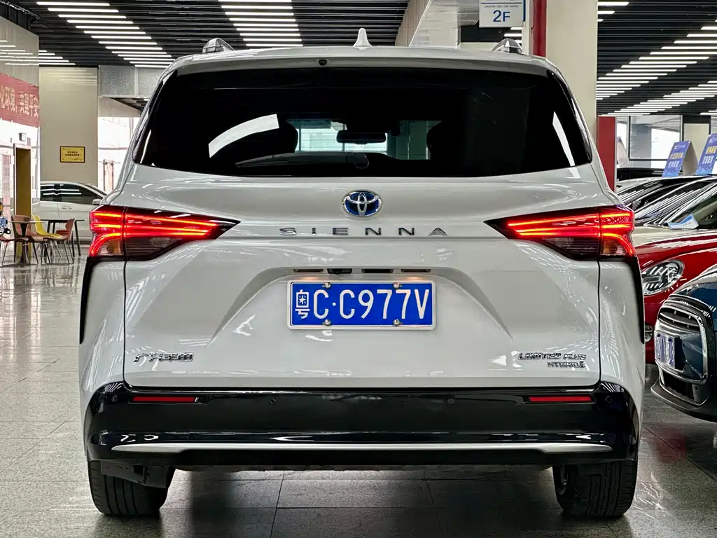 Toyota Sienna 2022 — фото 19