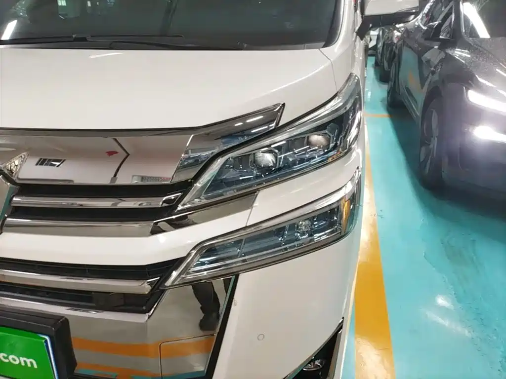 Toyota Vellfire 2022 — фото 24
